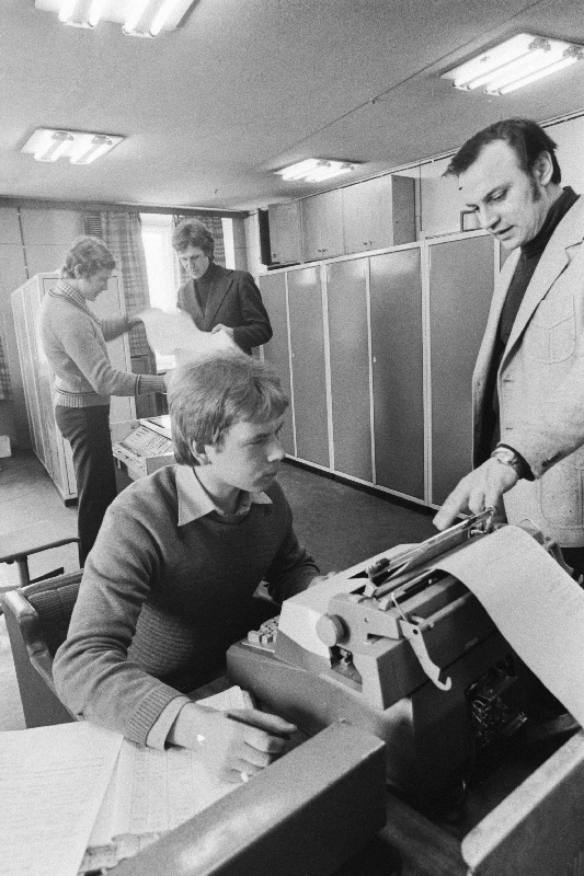 Eesti Põllumajanduse Akadeemia arvutuskeskuse elektronarvutite ülem Vitali Tšernov juhendab üliõpilast Mati Vellikut