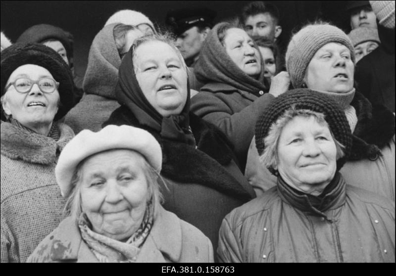 Narva elanikud kohtumisel Ida-Virumaal ringsõidul viibiva presidendi Lennart Meriga.