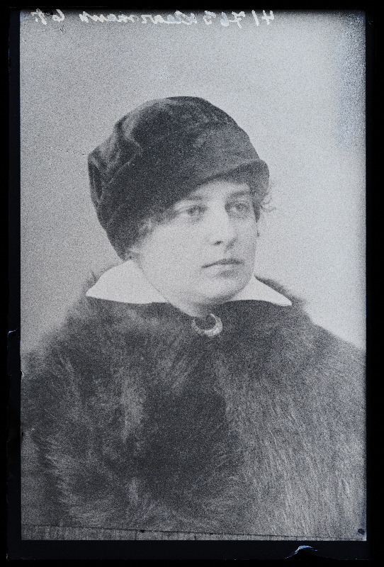 Naise foto, (09.10.1923 fotokoopia, tellija Klaarmann).
