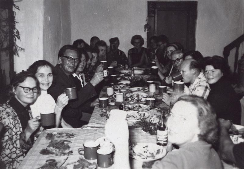 Eesti Geograafia Seltsi Võrtsjärve ekskursiooni lõpupidu Rannu koolimajas, vasakul keskel Rannu 8.-kl Kooli direktor Alfred Parisalu.