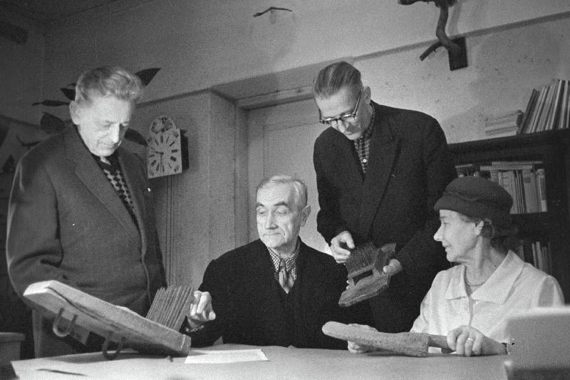 Viljandi Rajoonidevahelise Koduloomuuseumi kodu-uurimise ringi liikmed Gagarini nimelise näidissovhoosi agronoom Juhan Part, tarbijate kooperatiivi teenistuja Kaarli Naamuri, õpetaja-pensionär August Kiisla ja pensionär Berta Rist vaatavad Verilaske ümbrusest kogutud vanu tööriistu.