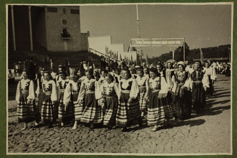 Pärnumaa lauljad 12. üldlaulupeo rongkäigul Tallinna lauluväljakul.