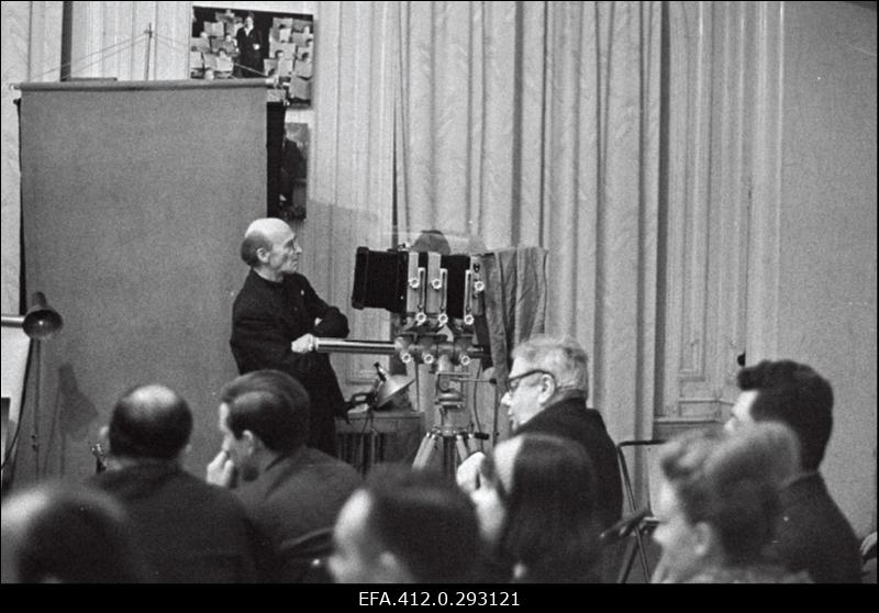 "Kõik fotoportreest" NSVL Ajakirjanike Liidus Moskva osakonna fotosektsiooniklubis "Jupiter" Jevsei Bjalõi, Vassili Malõev, Abram Šterenberg.