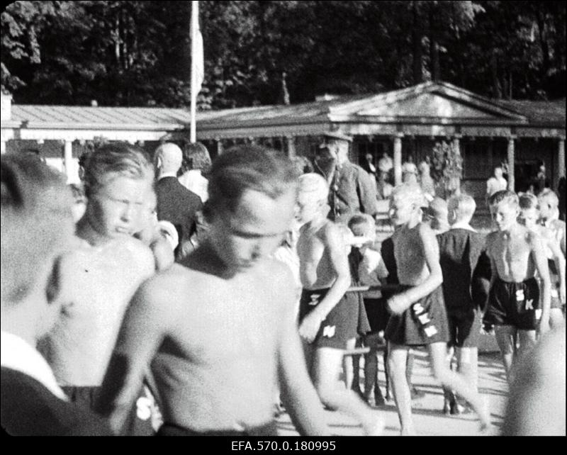 Ujumisvõistlustest osavõtjad Kadrioru väliujulas.