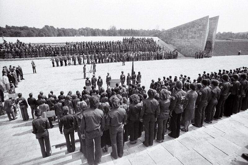 Eesti Üliõpilaste Ehitusmaleva 15. töösuve pidulik avamine Maarjamäe memoriaalkompleksi juures.