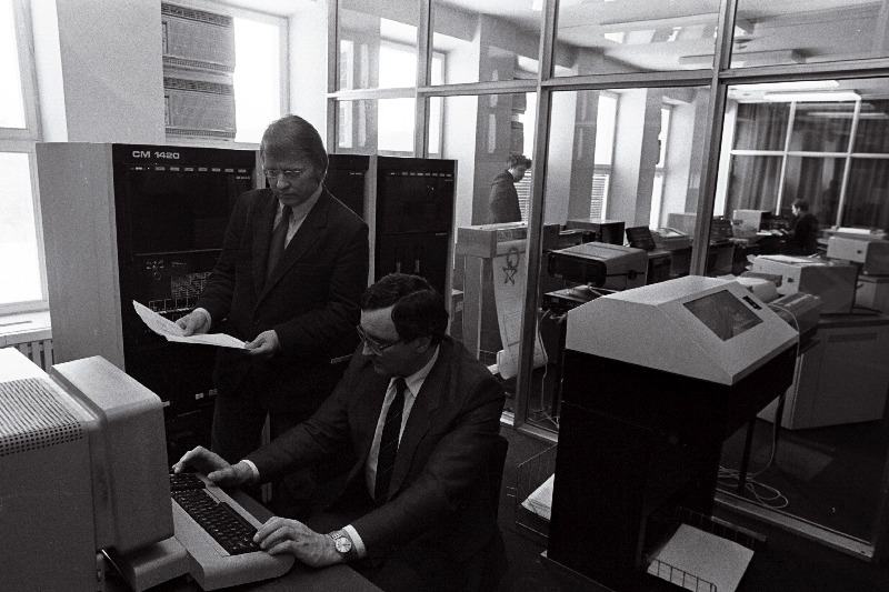 Tallinna Polütehnilise Instituudi elektronarvutite kateedri juhataja tehnikakandidaat Andres Keevallik (paremal) ja sama kateedri dotsent Raimund Ubar kontrollivad oma ideid arvuti juures.