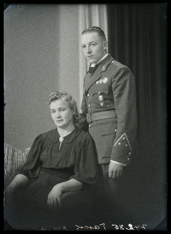 Sõjaväelane naisega, (foto tellija Takk).