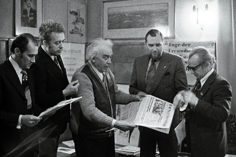 Riikliku Akadeemilise Meeskoori dirigent O. Oja (vasakult), koori solist K. Räästas, peadirigent professor G. Ernesaks, helilooja V. Tormis ja koori dirigent K. Areng pärast meeskoori reisi Saksa DV-sse vestlemas.