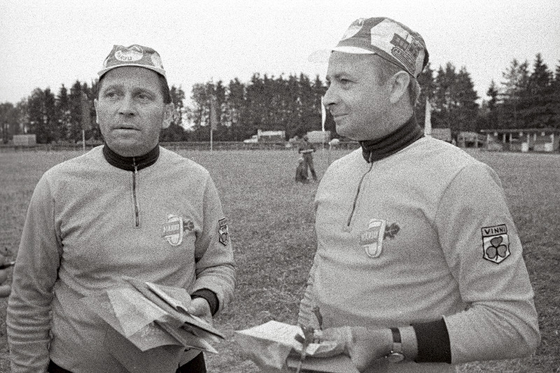 Autoralli kiiremad Endel Kumm (vasakul) ja Heino Villmann vestlemas pärast trassi läbimist vabariiklikel maanoorte IV spordimängude finaalvõistlustel.