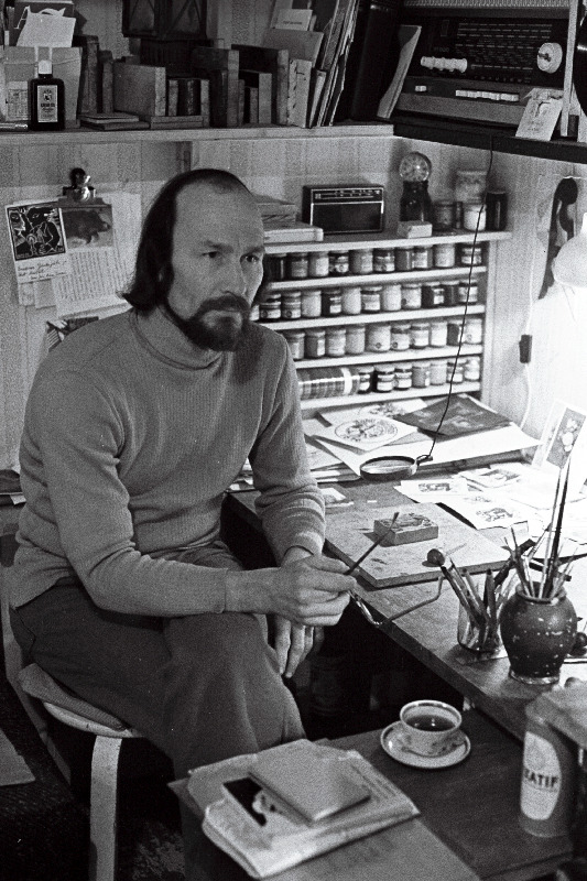 Graafik Henno Arrak oma ateljees.