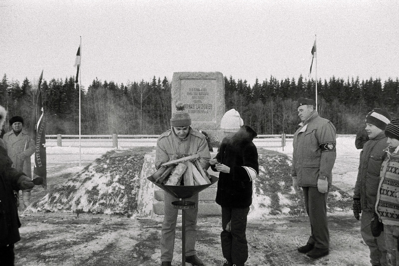 Kindral Johan Laidoneri 110 sünniaastapäev. Tule süütamine kodutalu mälestusmärgi juures.