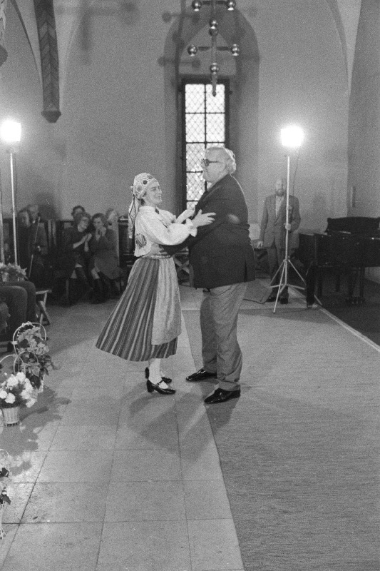 Rahvatantsupedagoogi Ullo Toomi nim preemia võitjad Maie Orav ja Heino Aassalu Tallinna Raekojas.
