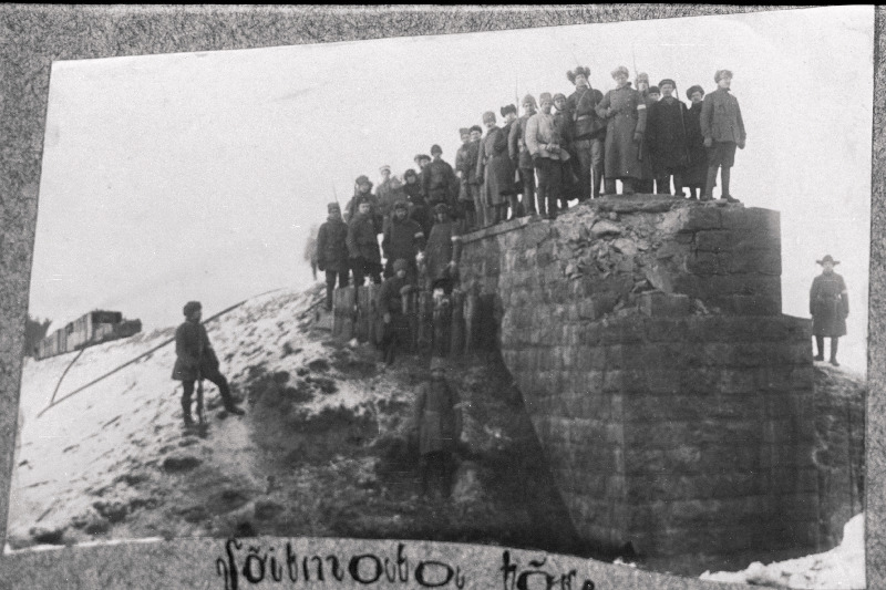 Vabadussõda. Kitsarööpalise soomusrongi nr.2 dessantrood Scoutspataljonist Kawershofi (Karva) purustatud raudteesilla juures.