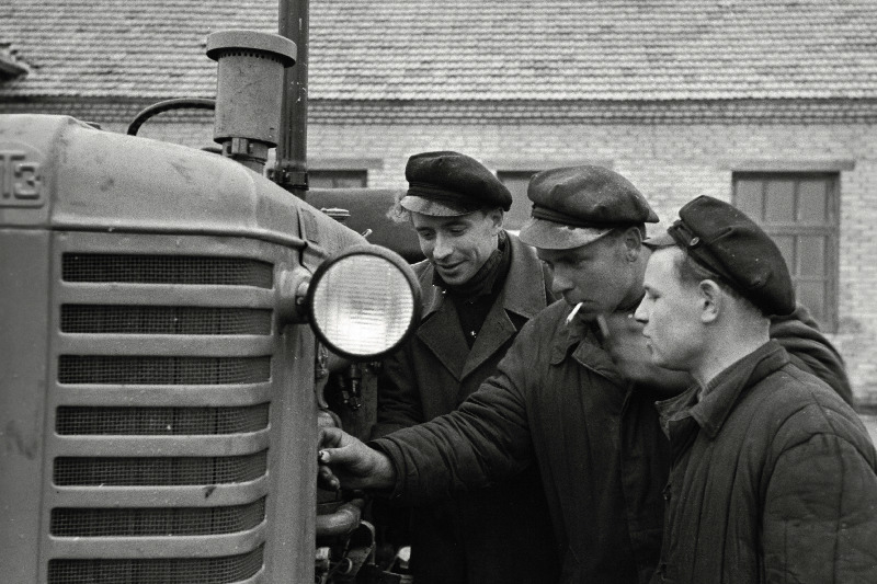 Rakvere rajooni Roela sovhoosi mehhanisaatorid (vasakult) Paul Ignatjev, Jaan Järv ja Viktor Jäppinen uusi traktoreid kontrollimas.