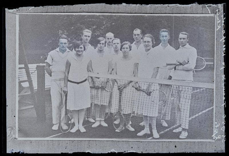 Grupp tennisemängijaid Viljandi Tennise ja Veespordi Klubi tenniseväljakul, (02.09.1930 fotokoopia).