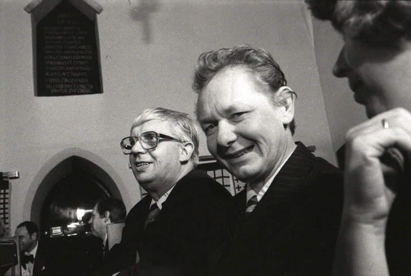 Eesti NSV Heliloojate Liidu juhatuse esimehe helilooja Jaan Räätsa 50. sünnipäeva tähistamine raekojas. Keskel "Eesti Telefilmi" muusikatoimetaja helilooja Ülo Vinter, paremal kirjanik Enn Vetemaa.