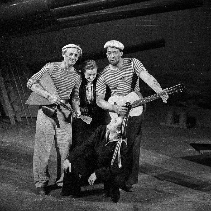 Stseen A. Korneitšuki näidendist „Eskaadri hukk“  V. Kingissepa nimelise Tallinna Riiklikus Akadeemilises Draamateatris. Pallaada – Jüri Järvet, Fregat – Eino Baskin (paremal).