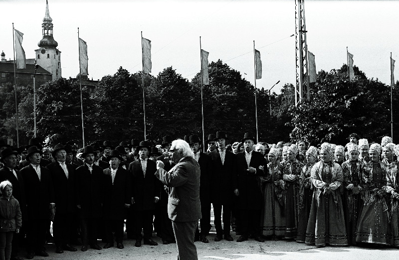 Vene NFSV kirjanduse ja kunsti päevadele Eesti NSV-sse saabunuid tervitab Riiklik Akadeemiline Meeskoor dirigent Gustav Ernesaksa juhatusel.