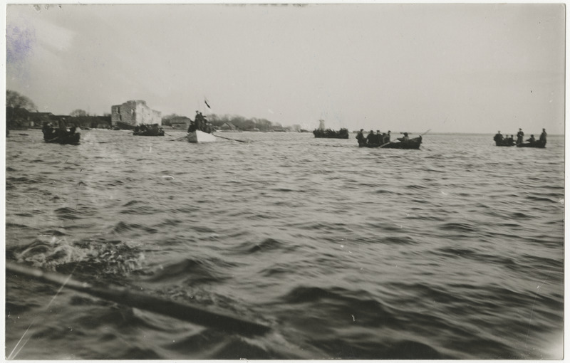 Eesti sõdurid teel Vasknarvast paatidega üle Narva jõe Skamjasse Narva-tagust üle võtma pärast Tartu rahulepingu jõustumist