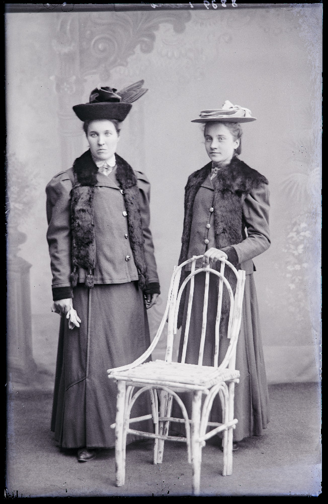 Kaks naist, (foto tellija Kallas).