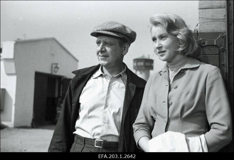 Kaader filmistuudio Tallinnfilm mängufilmist Veealused karid, (vasakult) Tiudur - Ott Raukas, Riina - Agnessa Peterson.