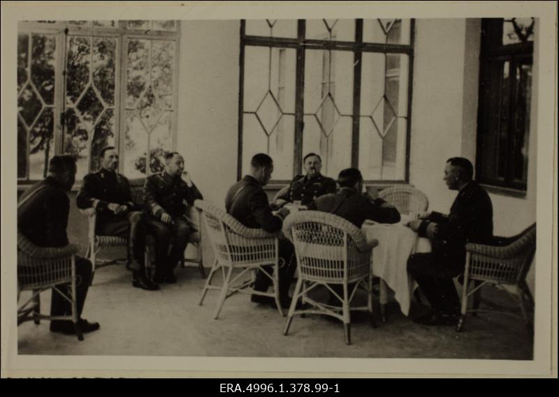 Sõjaväe Tehnikakooli õppeväljasõit 1. diviisi piirkonda suvel 1938. Soomusrongide rügemendi ohvitseride kasiino Tapa mõisas. Ohvitserid verandal istumas