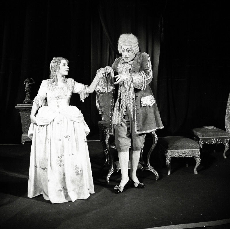 Stseen C. Goldoni komöödiast Rohelise neeme isand. Vasakult Ellen Liiger.
