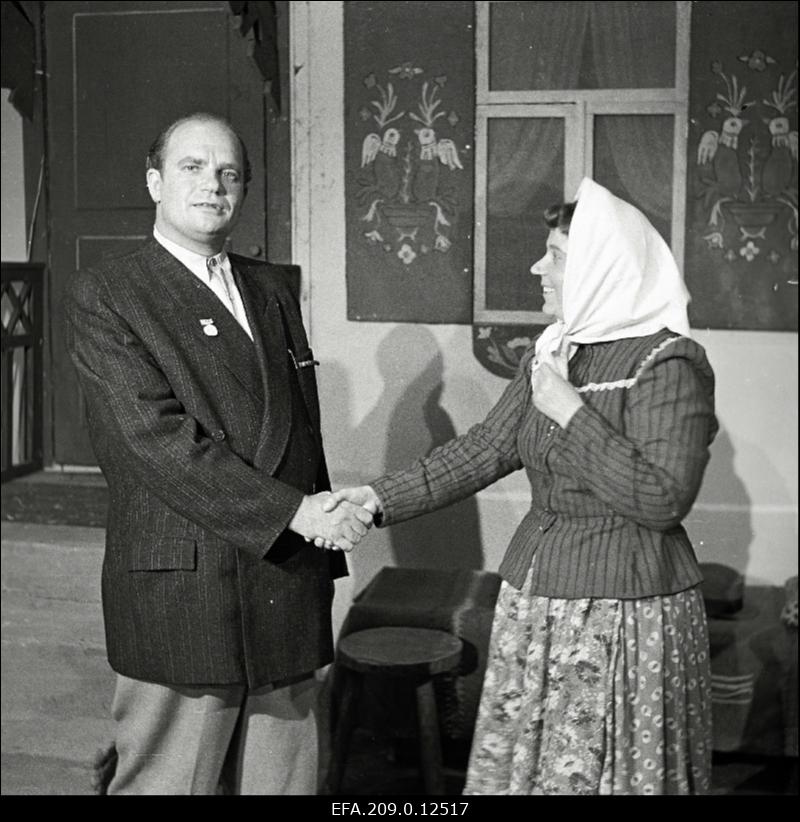 Stseen A. Korneitšuki näidendist Lodjapuusalu. Sergei Batura - Helmut Vaag ja Natalia Kovšõk - Lisl Lindau.
