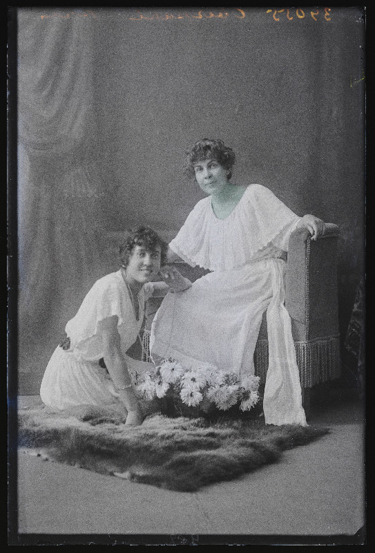 Kaks naist, (foto tellija Oberpahl Pärnust).
