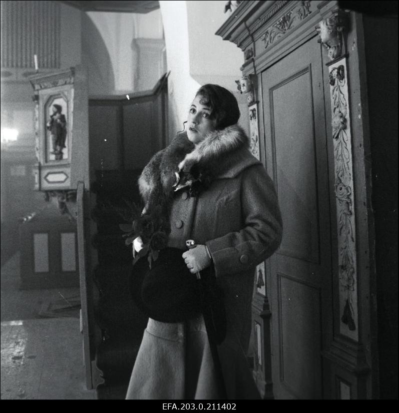 Kaader Tallinnfilmi mängufilmist "Sügis". Maali osas Anne Reemann.