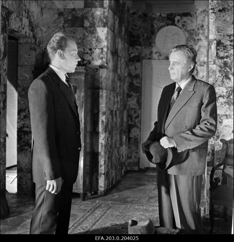 Stseen Tallinnfilmi mängufilmist "Bande". Vestlevad Ned Beamount (Tõnu Kark) ja Paul Madving (Aarne Üksküla).