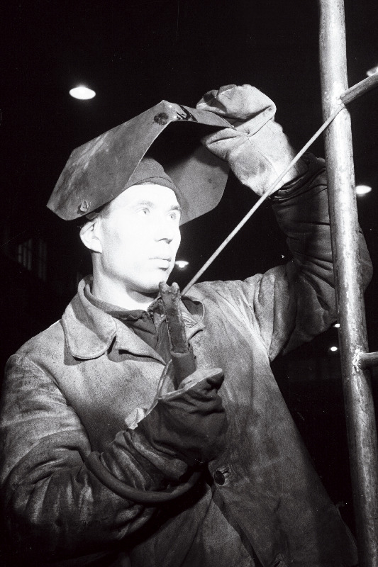 Tallinna Ehitustrusti Remondi- ja Mehhaanikatehase elektrikeevitaja Nikolai Beljajev.