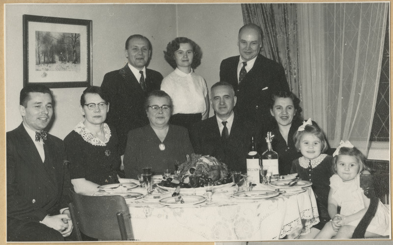 Pidulik koosviibimine, inimesed on kogunenud söögilaua ümber, grupifoto