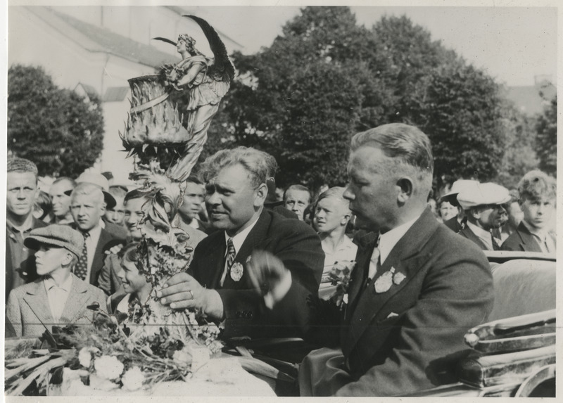 Otto Sternbeck, Eesti poliitik, teedeminister ja laskur-sportlane Vabaduseplatsil Tallinnas lilli asetamas koos E. Kivistikuga (vasakul), foto