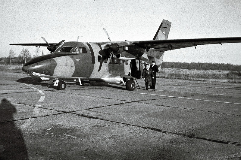 Lennuk L-410 Sauga lennuväljal.