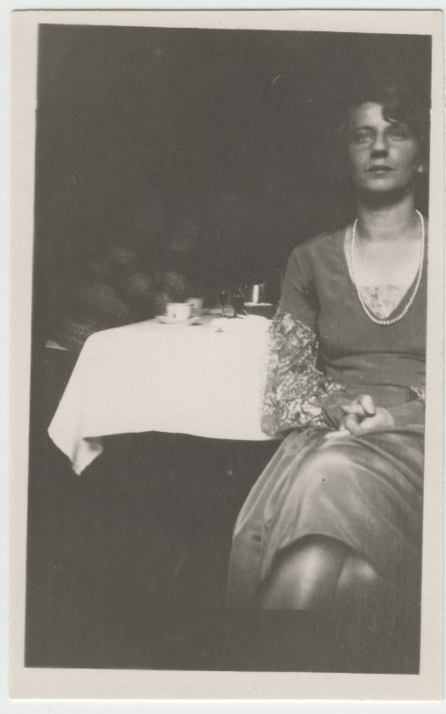 Tundmatu naine [Eduard Virgo tuttav?] laua taga istumas