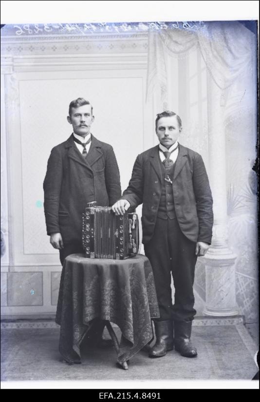 Joh. Werner (Verner) ja Aleks. Koppel (paremal) lõõtspilliga.