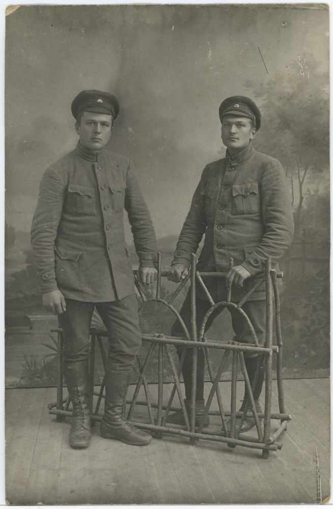 Kaks noormeest sõdurimundris