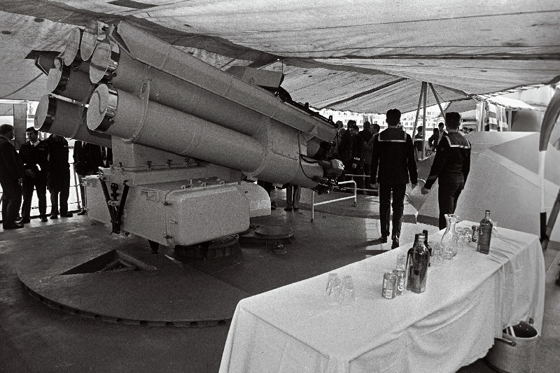 Prantsuse sõjalaev reidil sadamas. Laeva tekil kahurid.