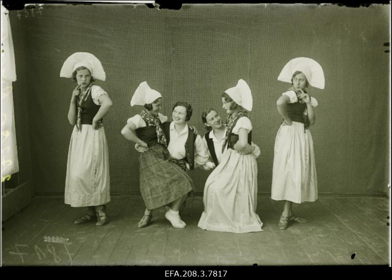 Grupp Paide Ühisgümnaasiumi tantsurühma liikmeid.