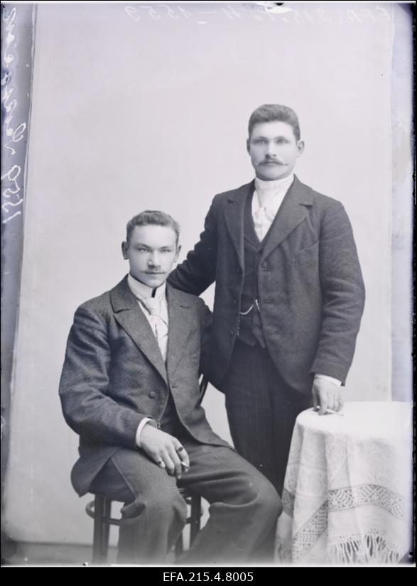 Kaks meest, vasakul Saksjaak.