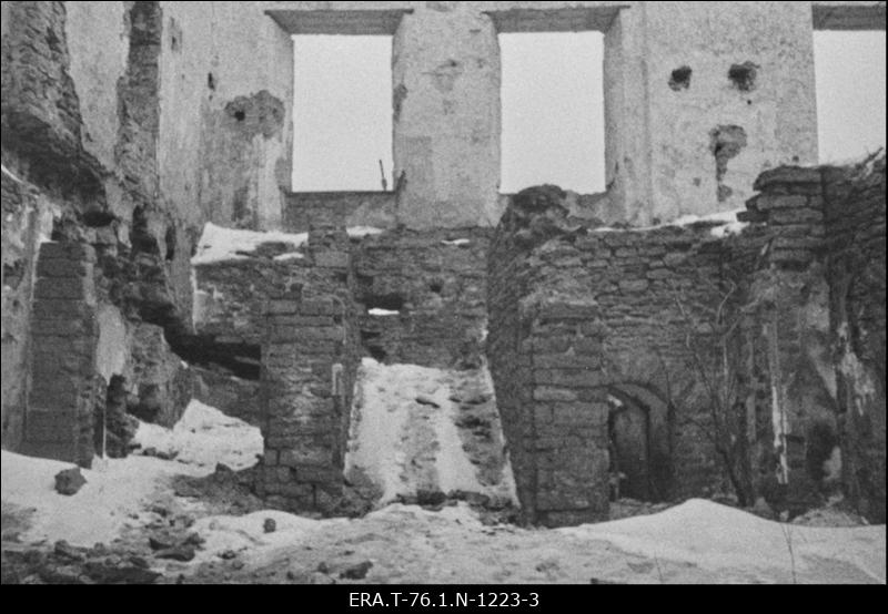 Narva raekoda. Vaade I korruse vestibüüli lääneseinale ja teisele korrusele viivale trepile.