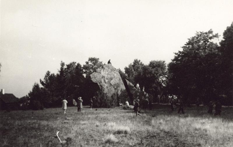 Eesti Geograafia Seltsi Lahemaa-Kõrvemaa ekskursioonist osavõtjad Kasispea külas Jaani-Tooma Suurkivi juures.