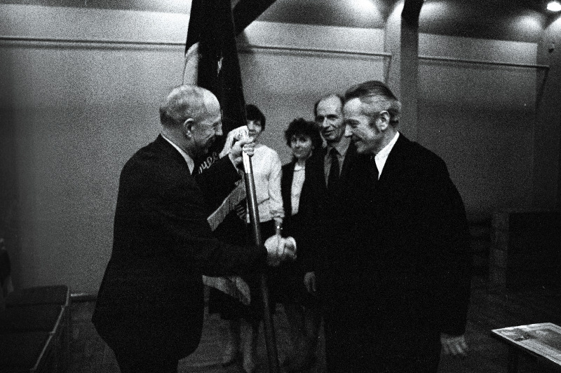 Spordiloteriide Peavalitsuse juhataja Viktor Ivonin annab rändpunalipu üle Spordiloteriide Eesti Vabariikliku Valitsuse kollektiivile.