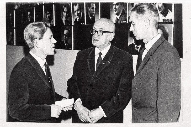 ENSV teenelised ratsionaliseerijad (vasakul) Hans Aso (Tallinna Parfümeeria ja Toidurasvade Kombinaadi lukksepp), Edmund Rokk (ÜLRÜEVN presiidiumi liige) ja Peeter Hüvenen (Tartu Aparaadiehituse tehase lukksepp).