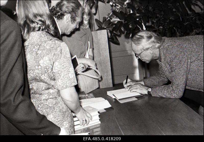 Kirjanike kohtumine Saaremaa raamatusõpradega. Autogramme jagab Lennart Meri.