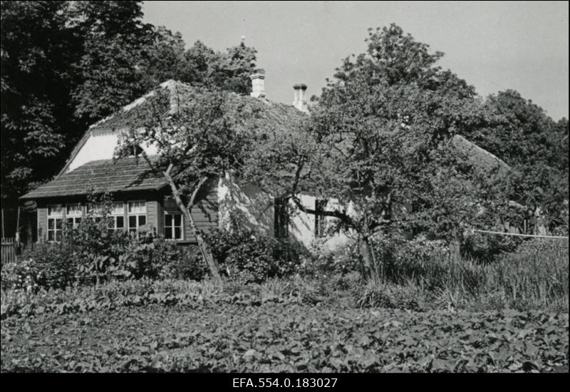 Endine mõisahoone Suurmõisa pargis.