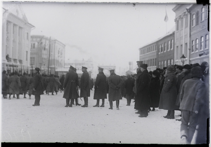 Vabadussõda. Linna vabastamise 1.aastapäeva paraad Raekoja platsil.