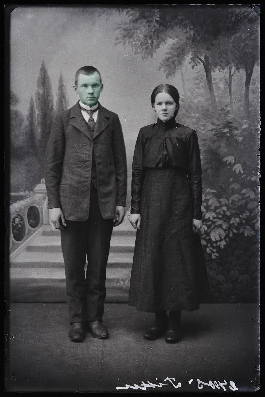 Neiu ja noormees, (foto tellija Tiku).