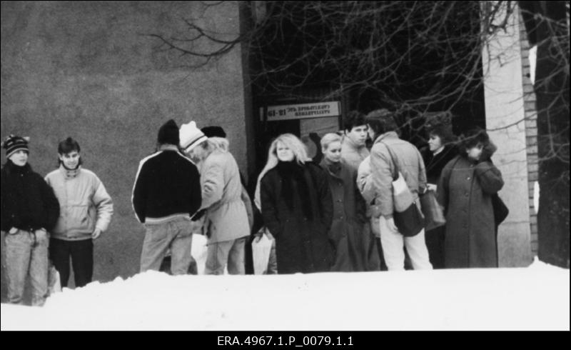 Harta 87 liikumises osalejad Elu Sõna koguduse liikmed kogunemisel restorani Tarvas ees